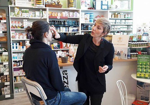 una ragazza che fa yoga