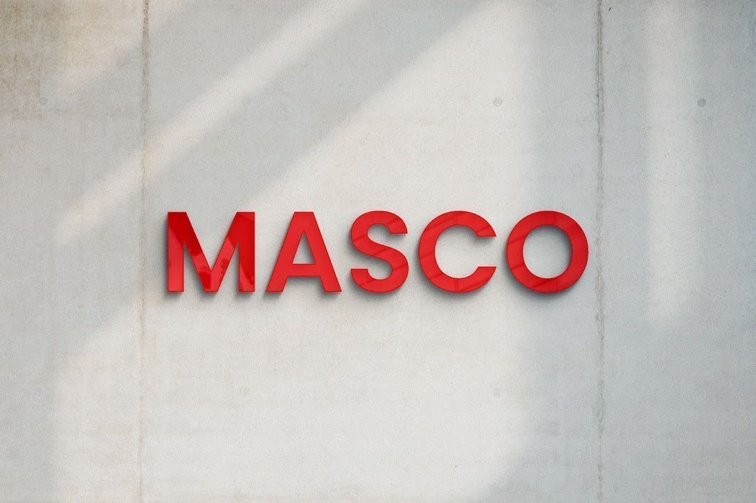 The word masco is written in red on a white wall