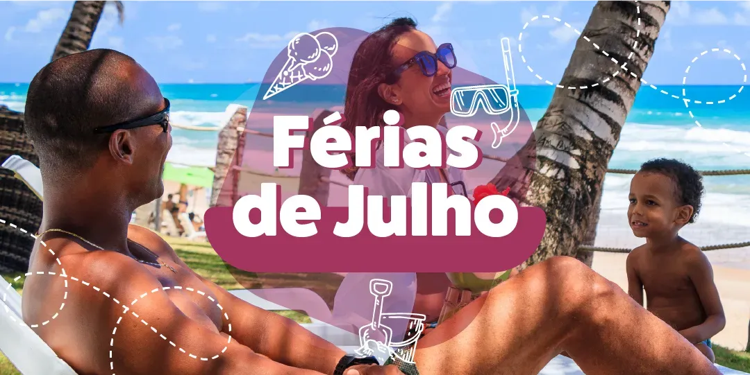 Família relaxando na praia; água azul-turquesa e palmeiras ao fundo. Férias de julho em fzmília.