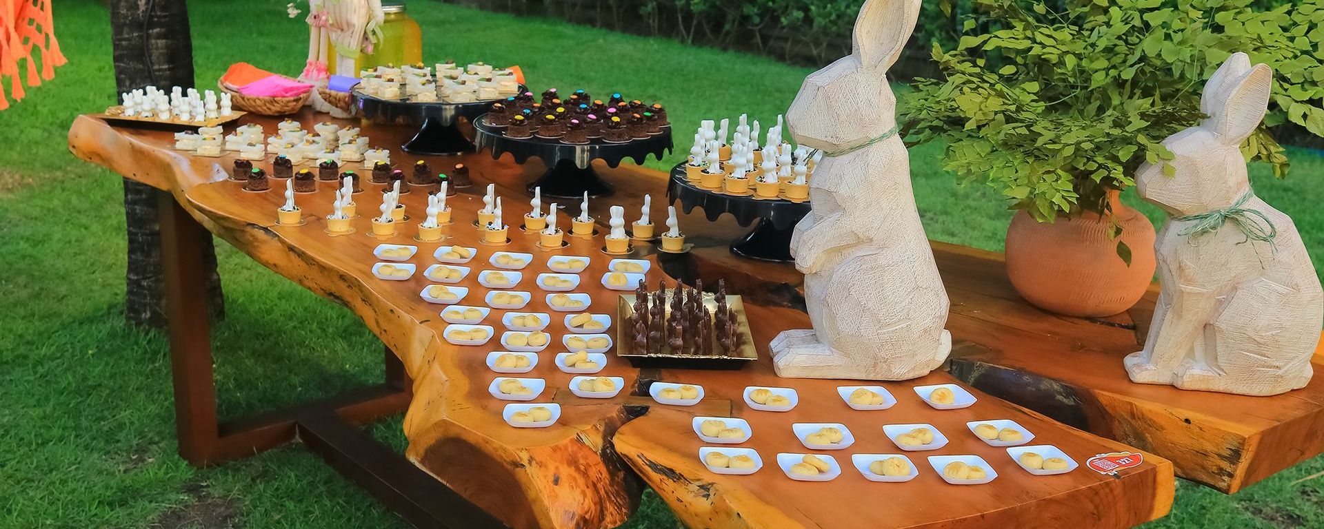 Uma mesa de sinuca e uma mesa de pingue-pongue estão sob um teto.