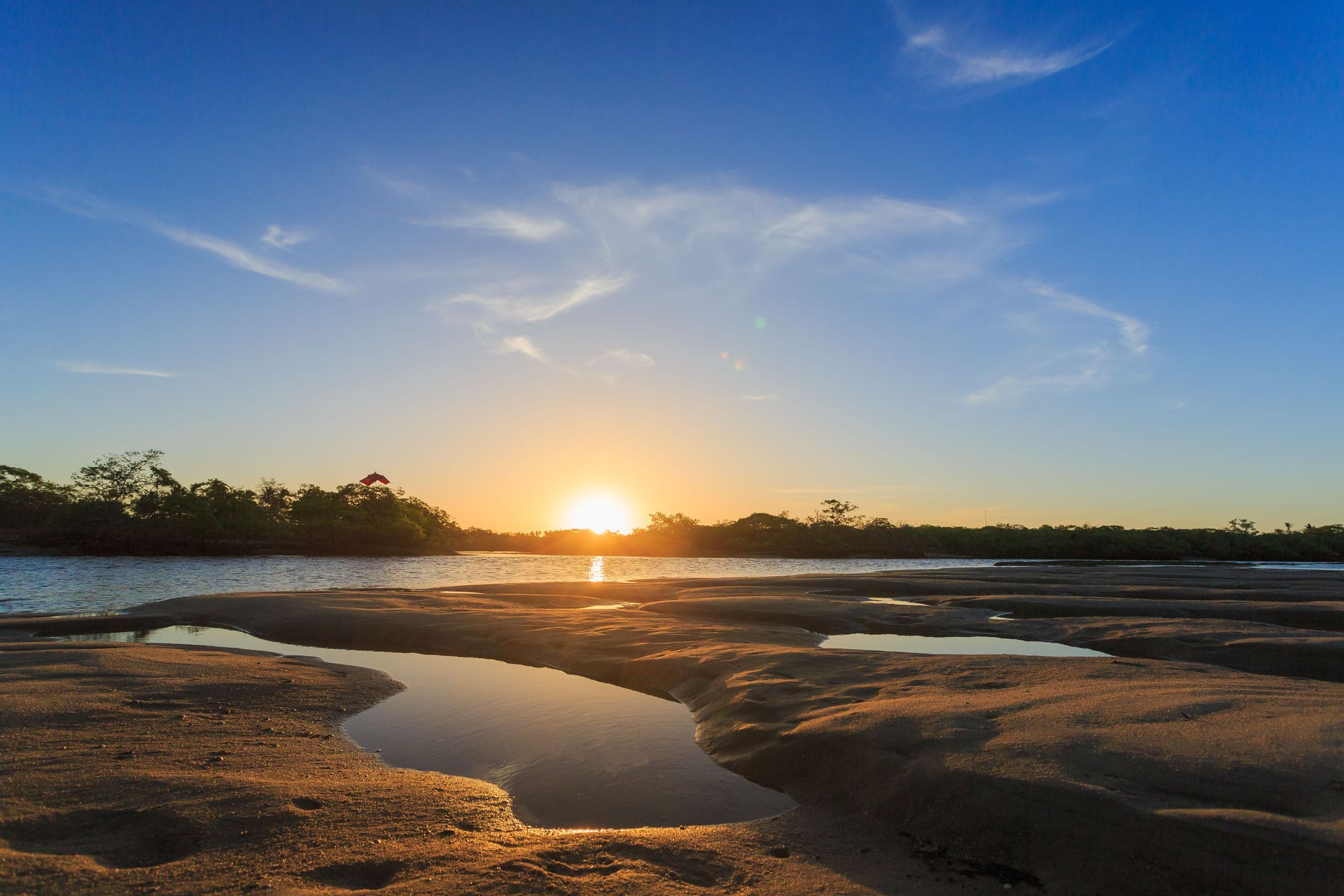 O sol está se pondo sobre um corpo d'água