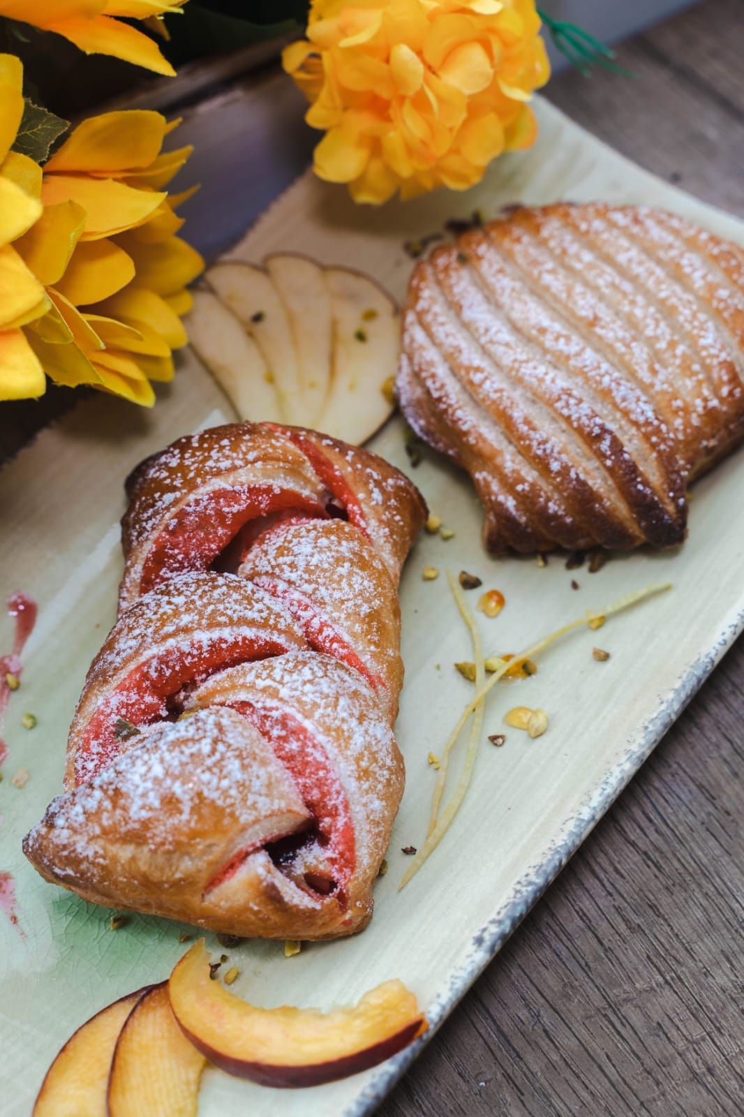 una tazza di cappuccino con un latte art a forma di cuore