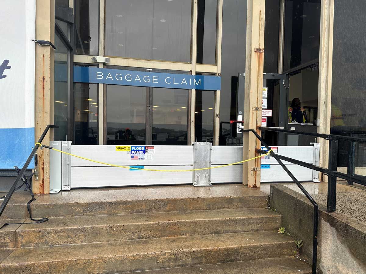 A building with a sign that says baggage claim on it