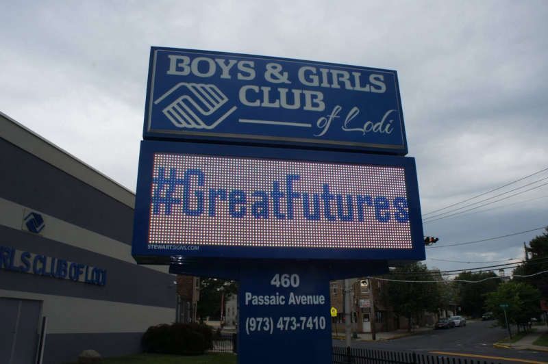 A sign for the boys and girls club of lodi