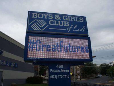 A sign for the boys and girls club of lede