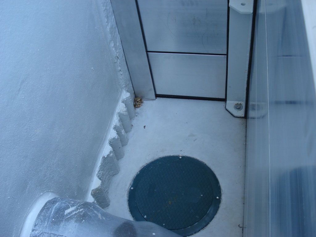 A small room with a green circle on the floor