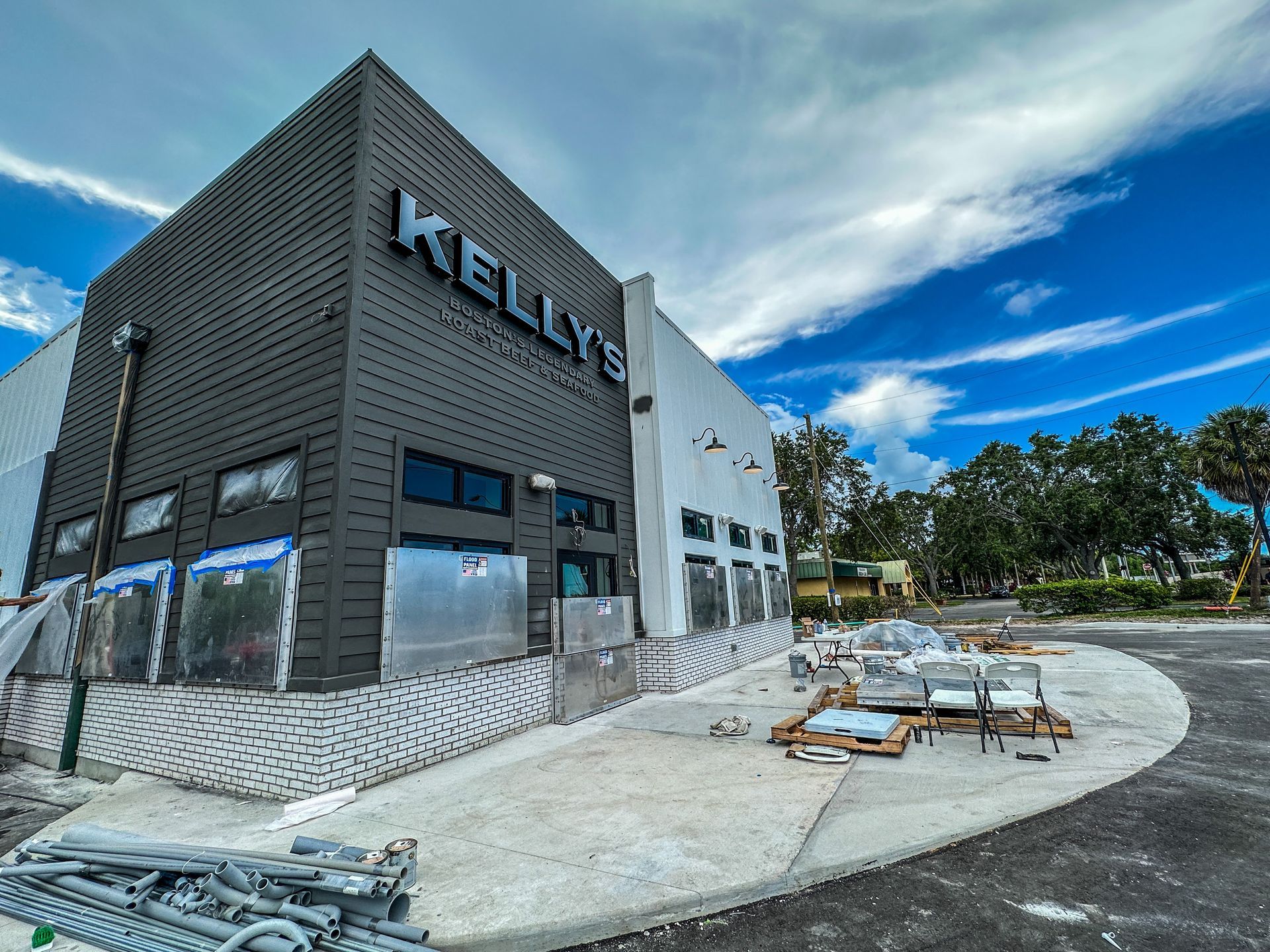 A large building with the word kelly 's on it