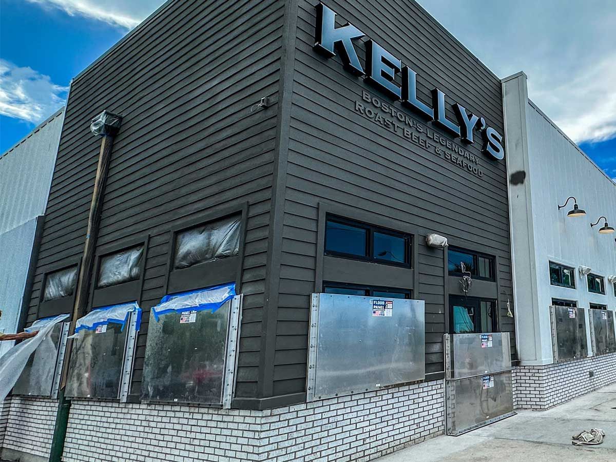 A large building with a sign that says kelly 's on it.