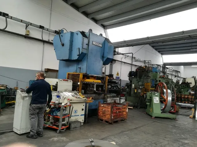 macchinari della ditta specializzata nella lavorazione metalli