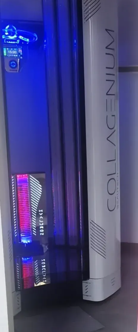 Primo piano di mani con unghie curate color rosa corallo e strisce di glitter argentato su alcune unghie.