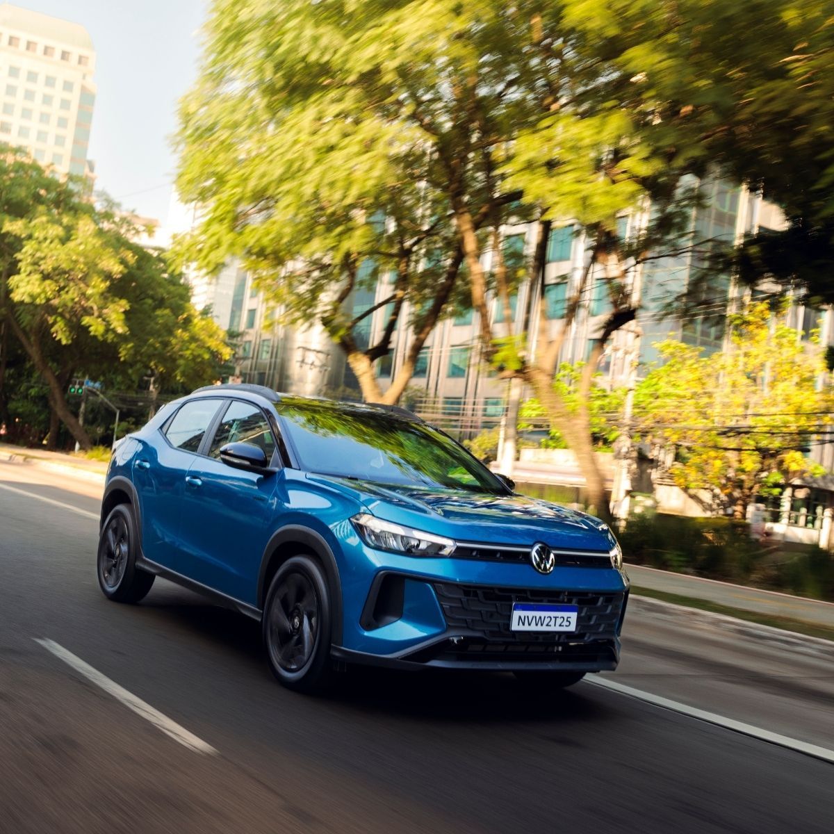Uma fileira de carros está estacionada em um showroom.
