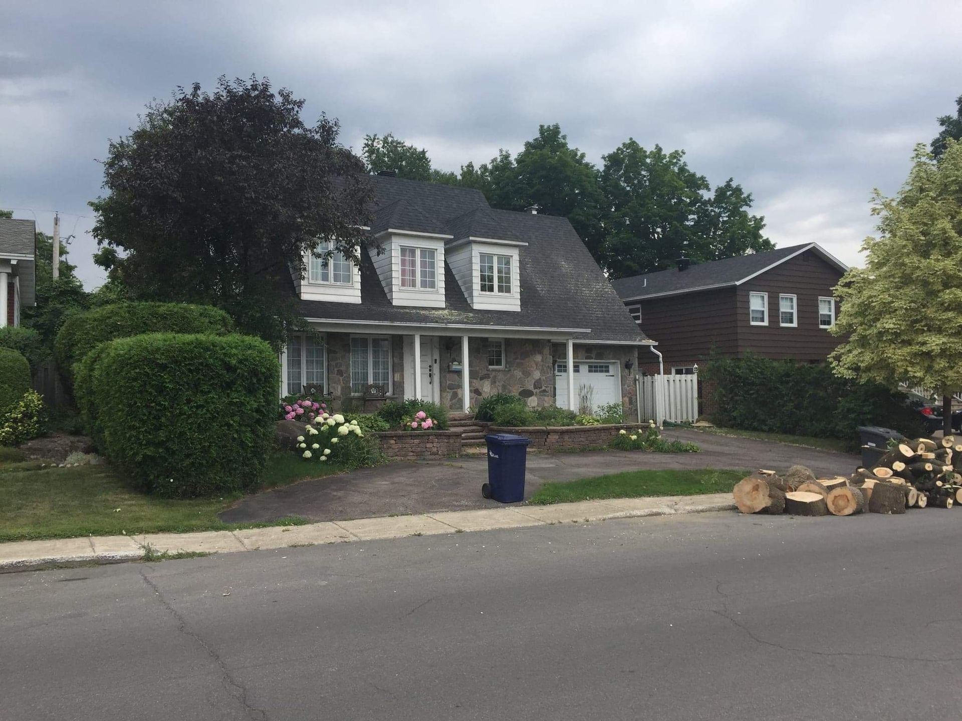 Une maison avec beaucoup d'arbres devant elle