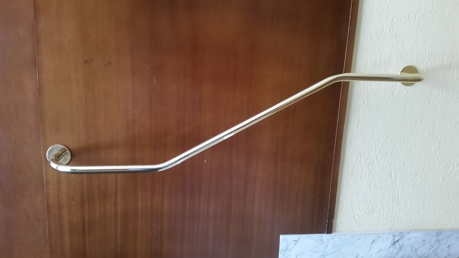 Passamano sagomato in ottone lucido