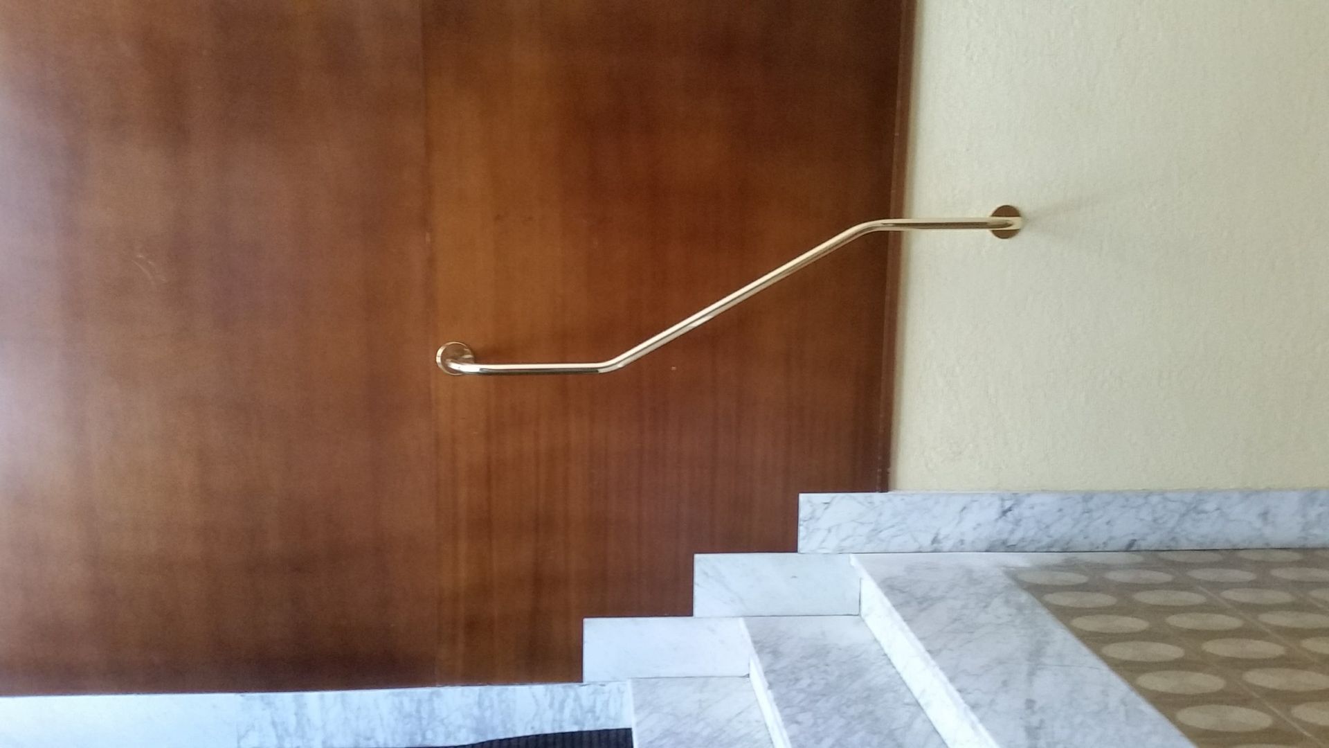 Passamano sagomato in ottone lucido