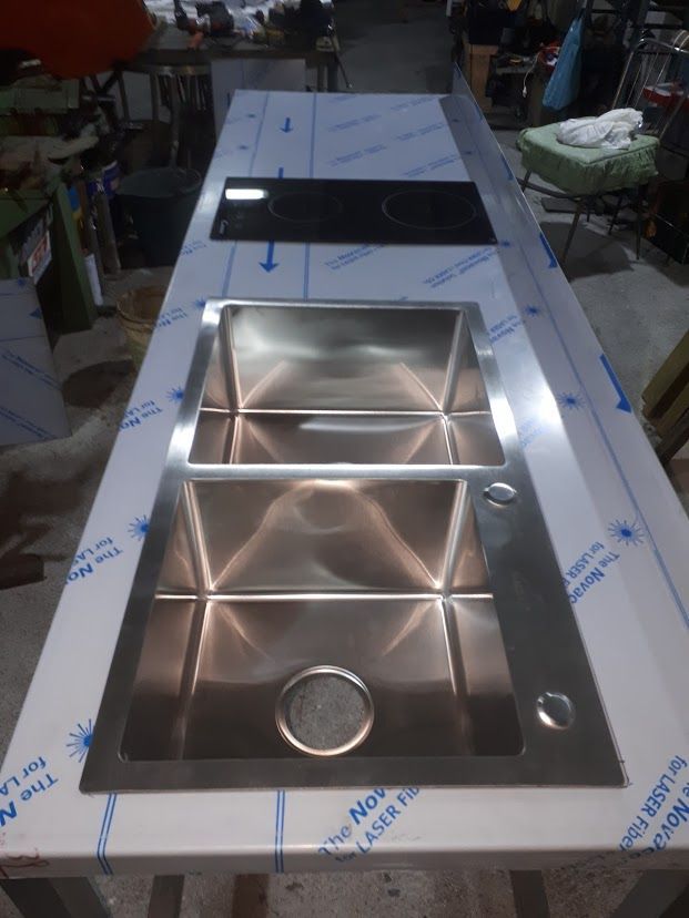 Arredo completo su misura in inox satinato per cucina