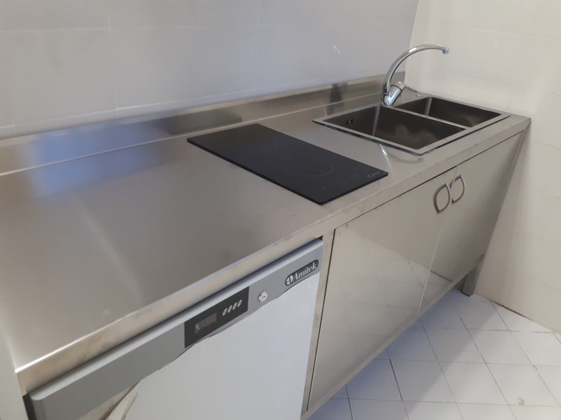 Arredo completo su misura in inox satinato per cucina