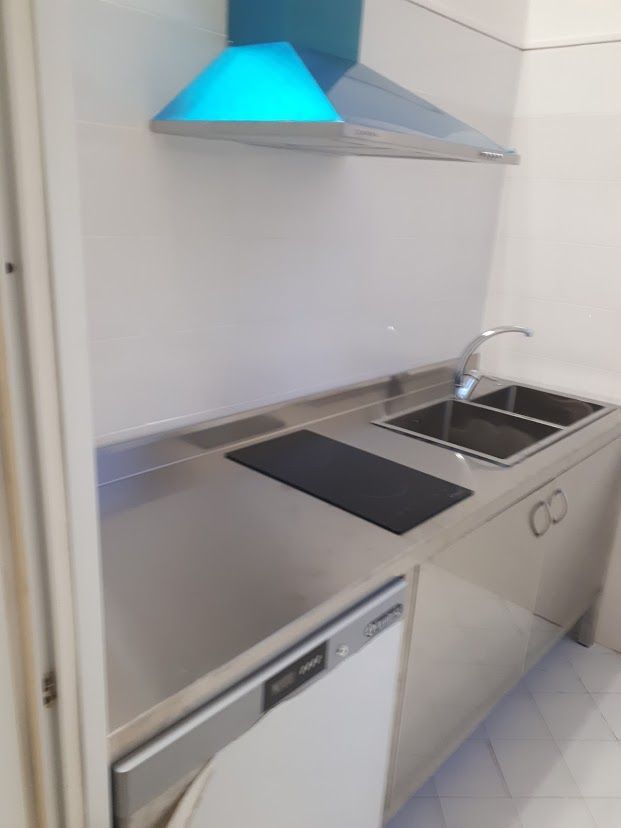 Arredo completo su misura in inox satinato per cucina