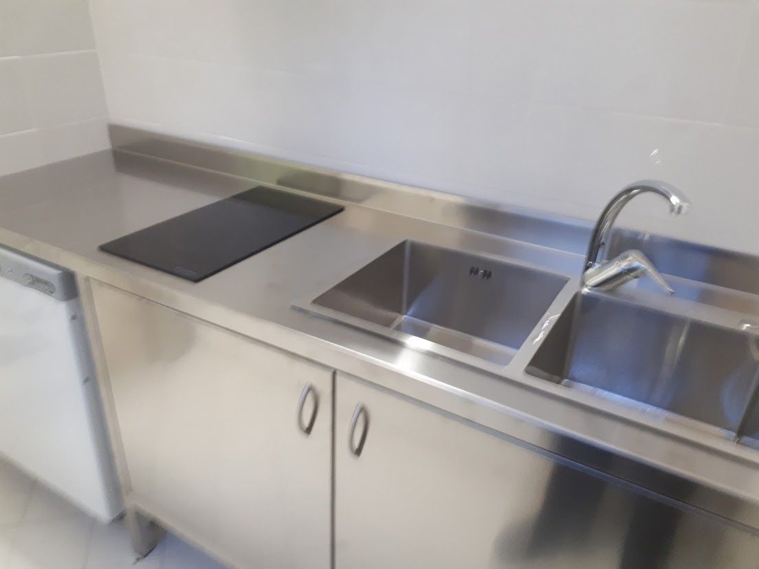 Arredo completo su misura in inox satinato per cucina