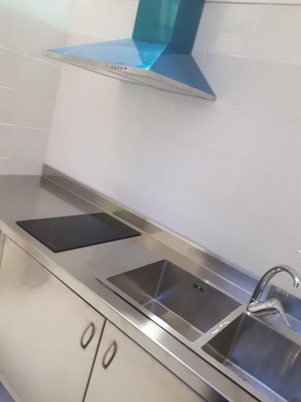 Arredo completo su misura in inox satinato per cucina
