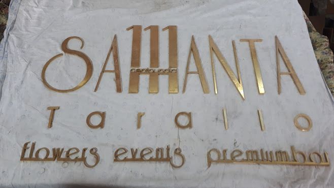 Realizzazione insegna in ottone lucido