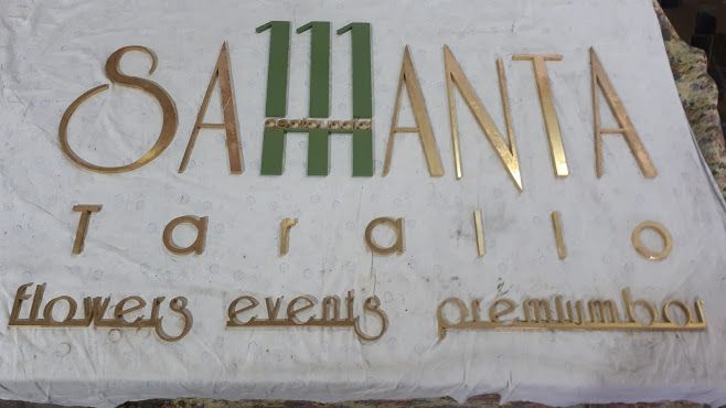 Realizzazione insegna in ottone lucido