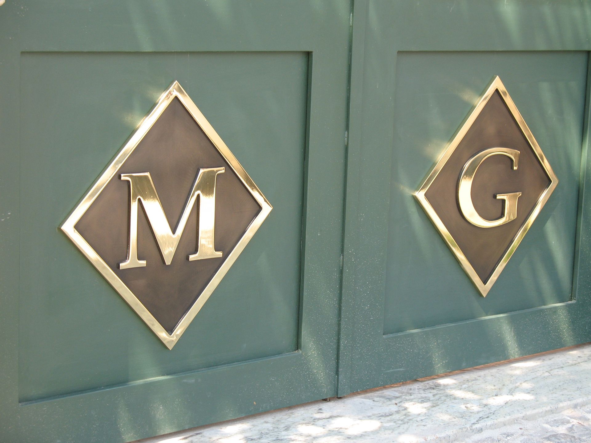 Insegna lettere a rilievo in ottone