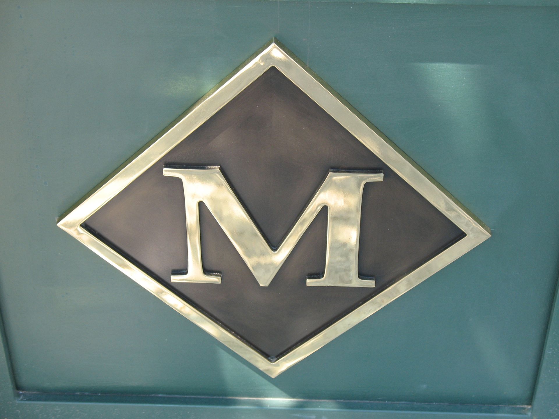 Insegna lettere a rilievo in ottone