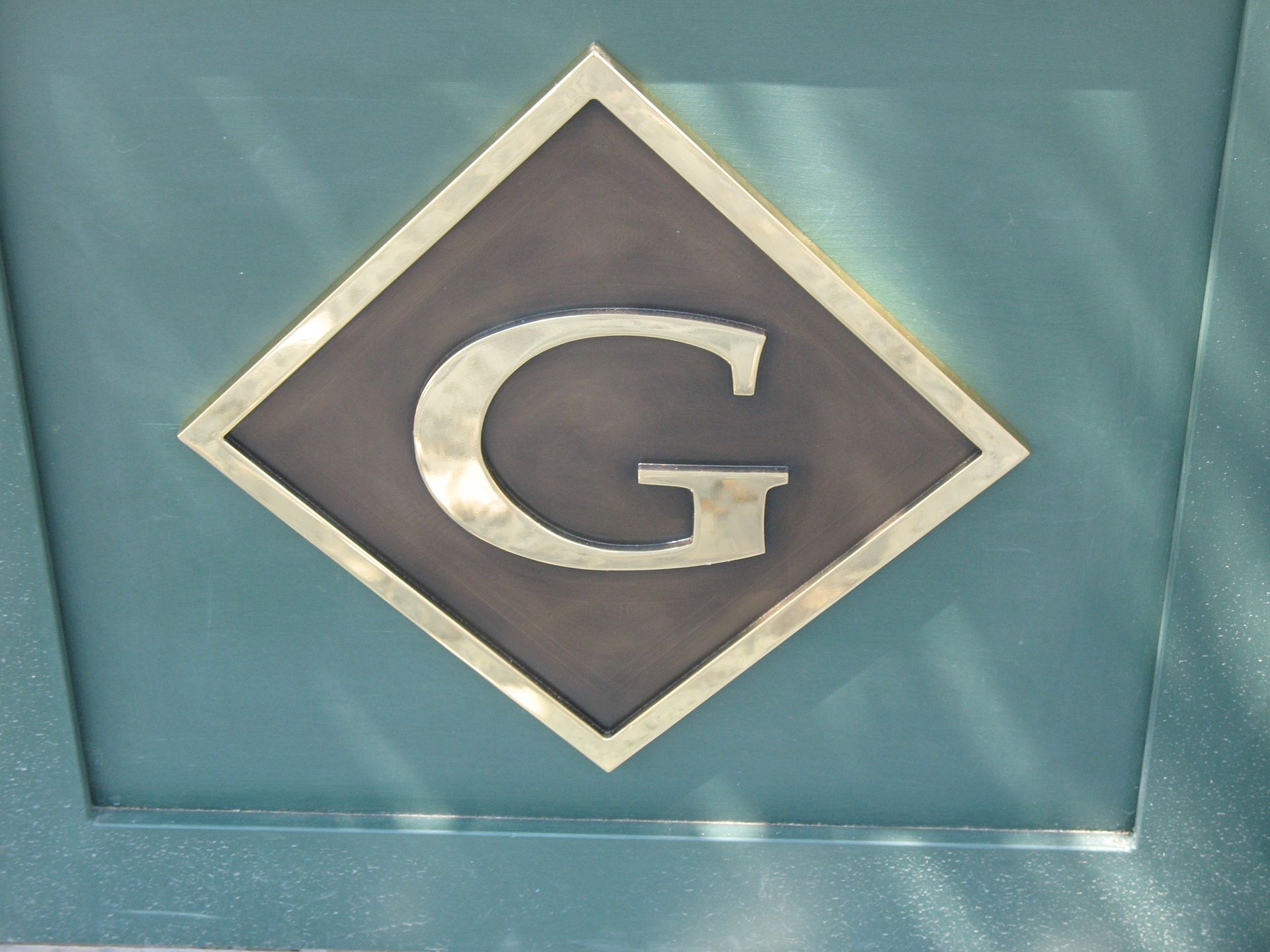 Insegna lettere a rilievo in ottone