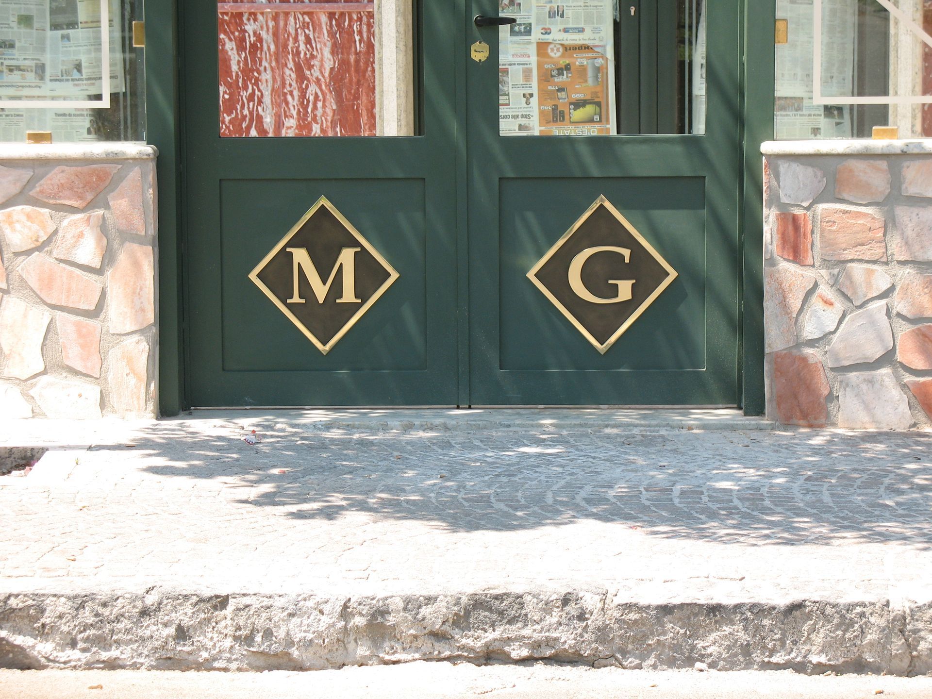 Insegna lettere a rilievo in ottone