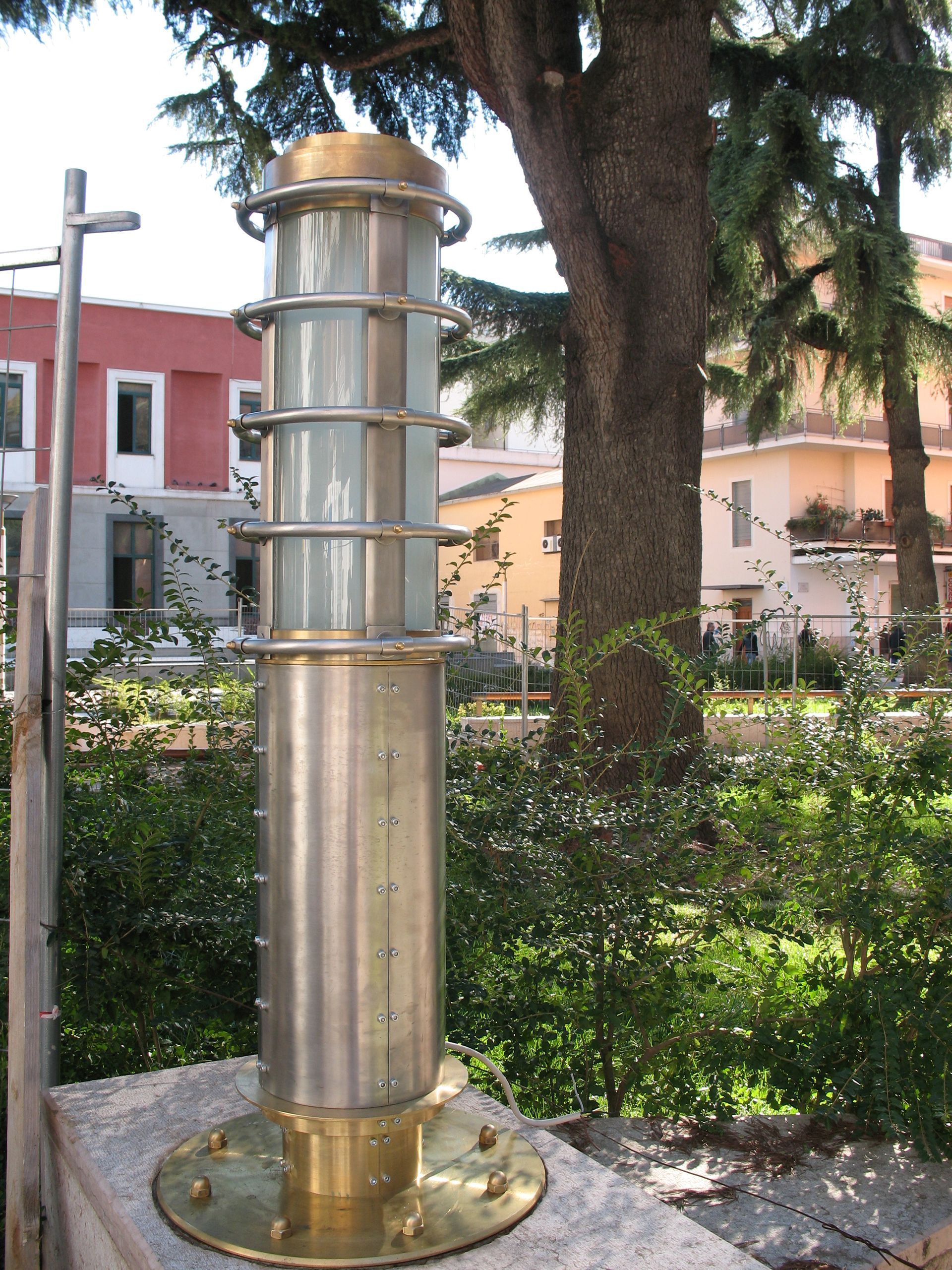 Lampada artigianale in inox con base in ottone