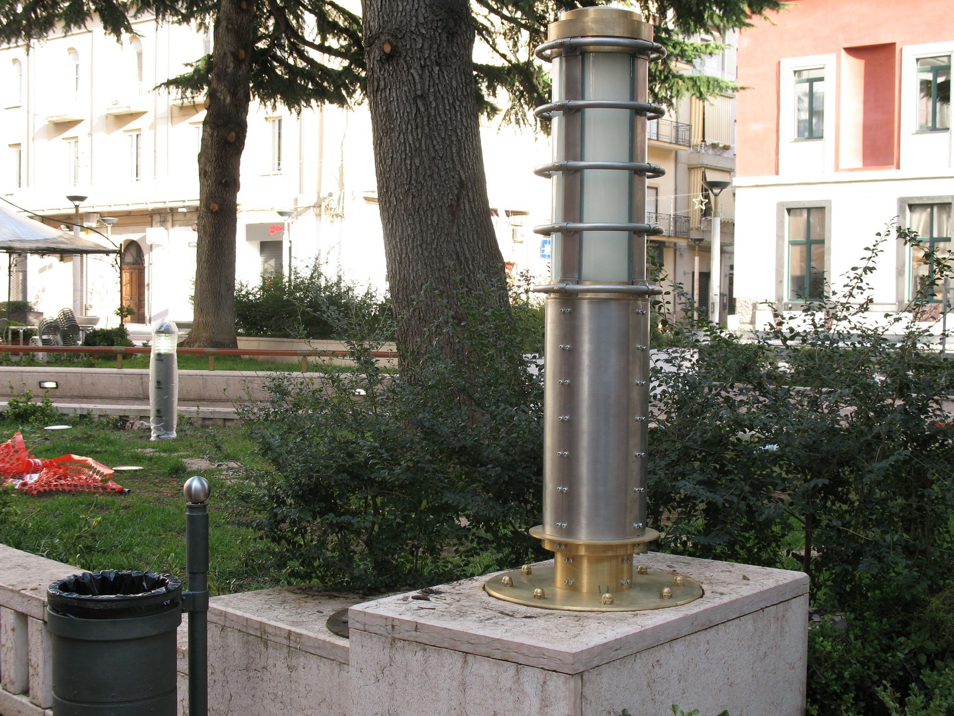 Lampada artigianale in inox con base in ottone