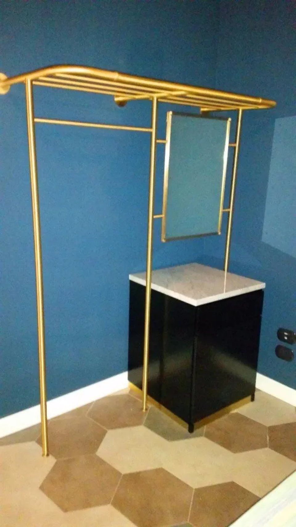 Arredo legno e ottone per Bed & Breakfast