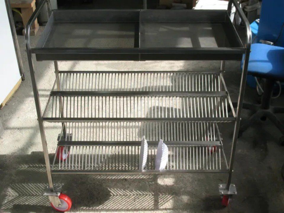 Carrello portapiatti con griglia