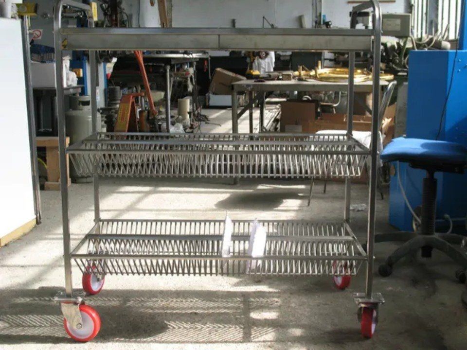 Carrello portapiatti con griglia