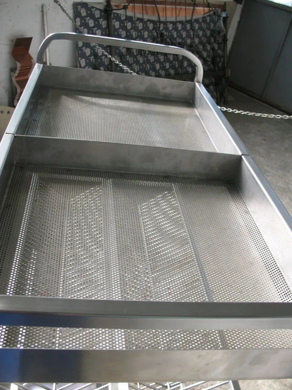 Carrello portapiatti con griglia