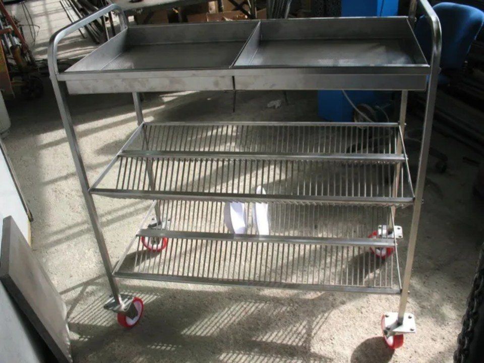 Carrello portapiatti con griglia