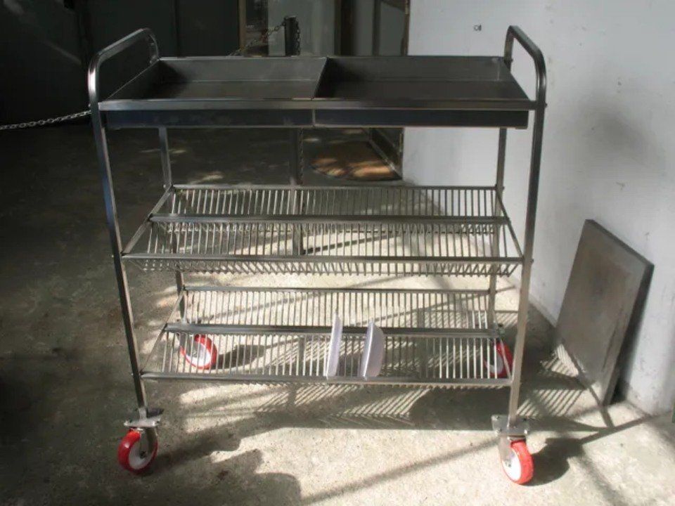 Carrello portapiatti con griglia