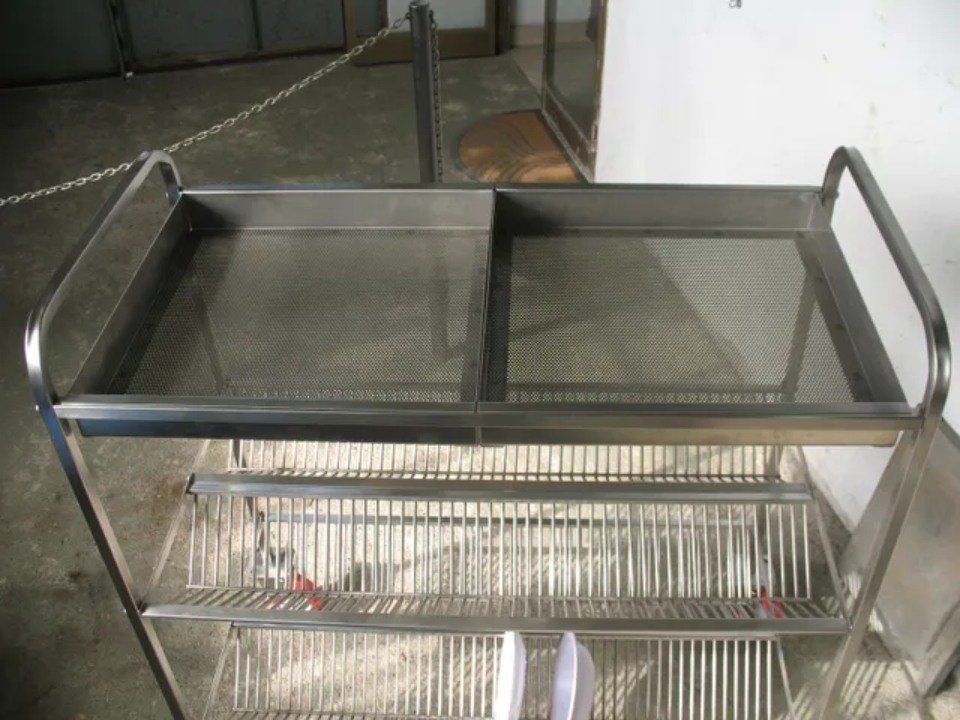 Carrello portapiatti con griglia