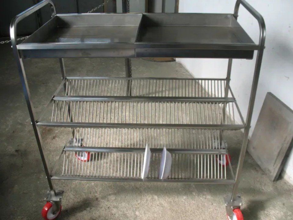 Carrello portapiatti con griglia