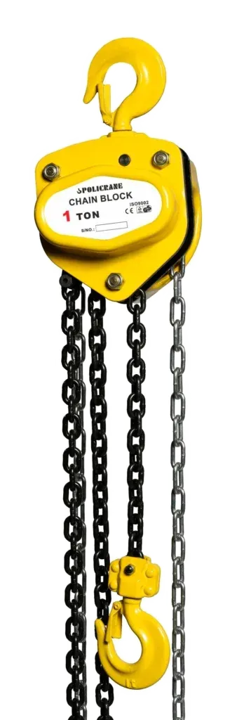 Polipasto de cadena amarillo con cadena negra y ganchos amarillos.