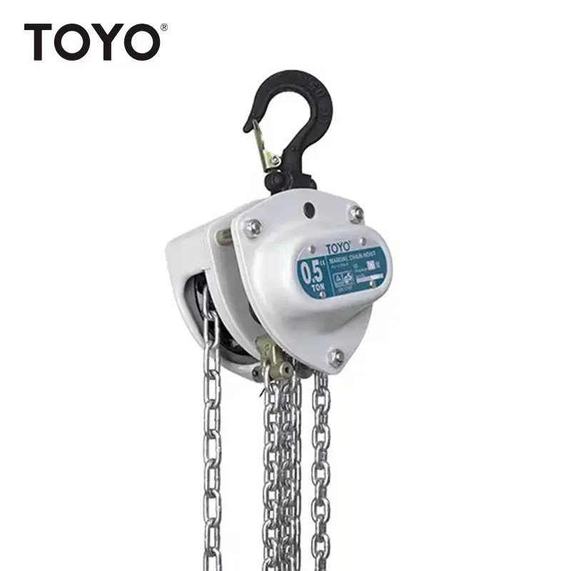 Polipasto de cadena TOYO blanco con gancho y cadenas negros. Capacidad de 0,5 T marcada en el lateral.