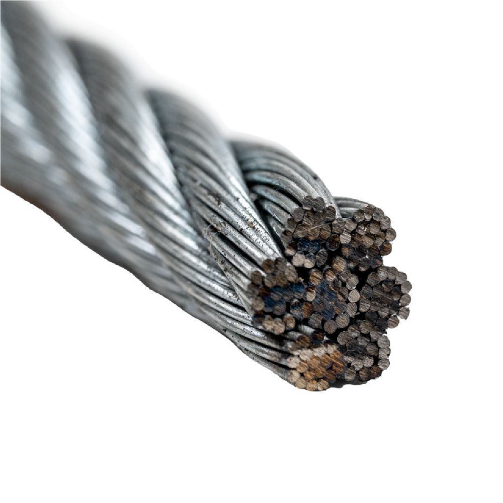 Primer plano de un cable de acero que muestra hilos retorcidos y alambres individuales.