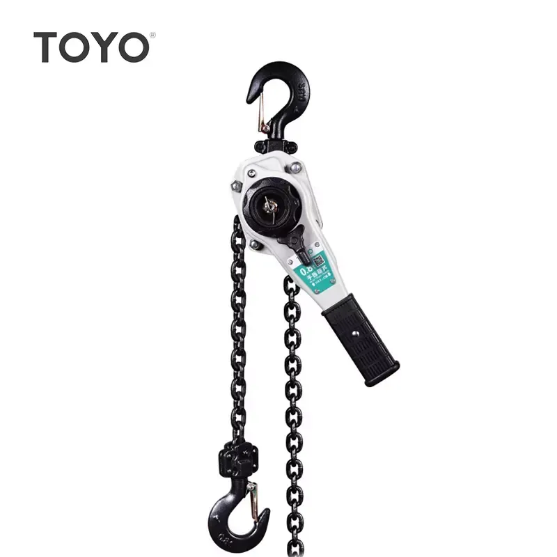 Un polipasto de cadena de palanca blanco y negro con cadena y ganchos negros. El polipasto tiene una etiqueta verde y blanca y una manija negra.