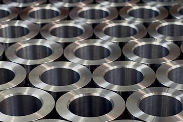 Anillos cilíndricos de metal dispuestos en filas.