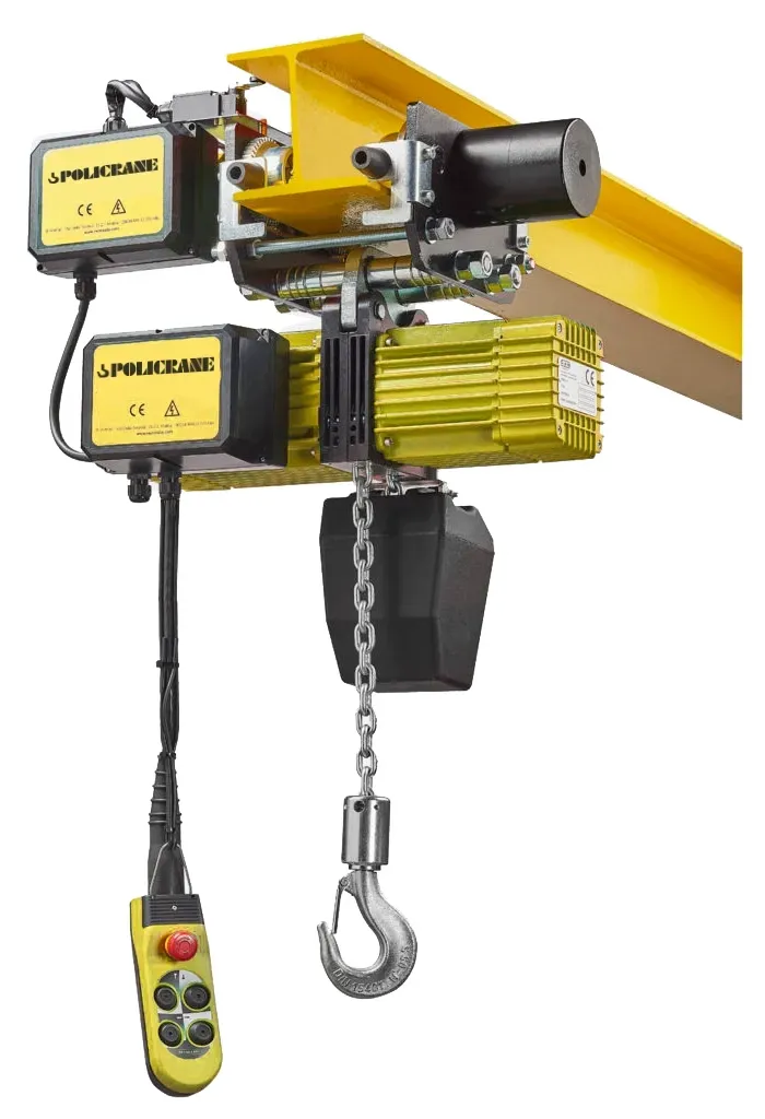 Polipasto aéreo amarillo con cadena y control remoto.