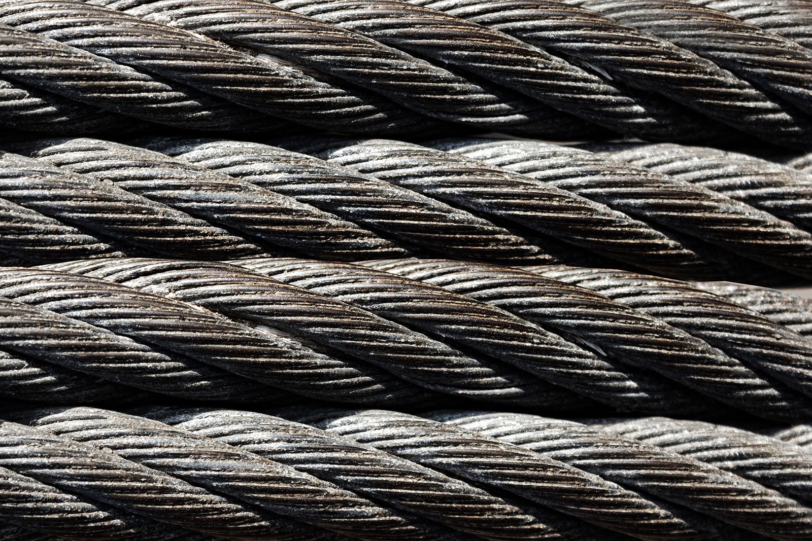 Cable de acero enrollado con filamentos fuertemente enrollados.