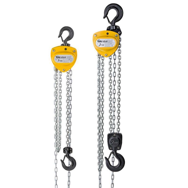 Dos polipastos de cadena amarillos con ganchos y cadenas negros.