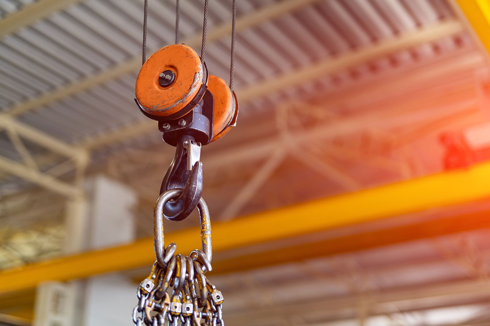 Gancho de grúa aérea con cadenas, poleas naranjas, ajuste de fábrica.