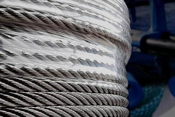 Cable de acero enrollado envuelto en plástico, listo para usar.