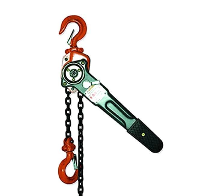 Un polipasto de palanca con cadena negra y ganchos naranjas.